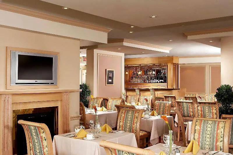 Four Points By Sheraton Toronto Lakeshore 3*,  Canada